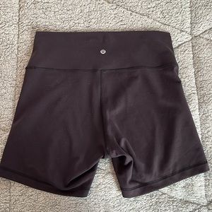 Lulu Lemon Wunder Train, high waisted, 6 in. Black shorts